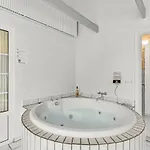 펜션 Beautiful Home In Ulfborg With Sauna *